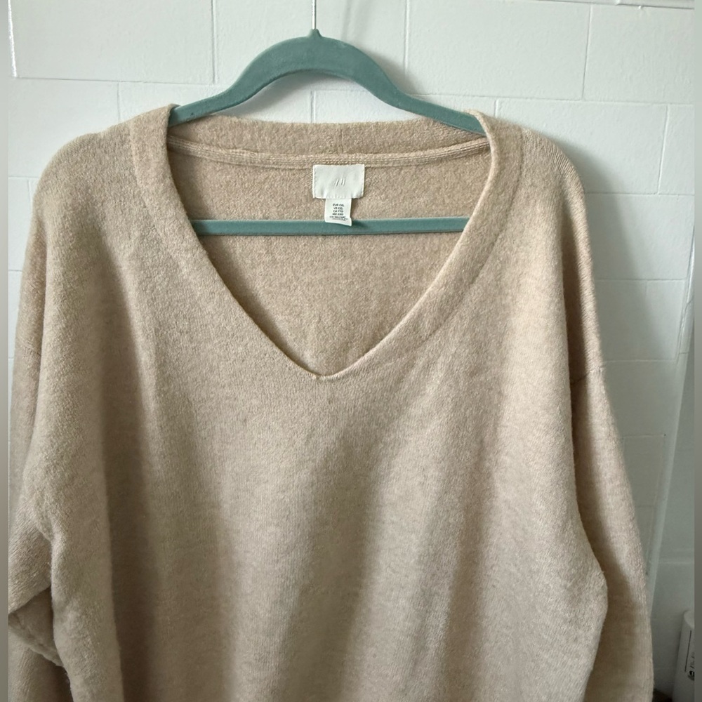 H&M Women's V-Neck Sweater in Light Tan - Picture 2 of 9